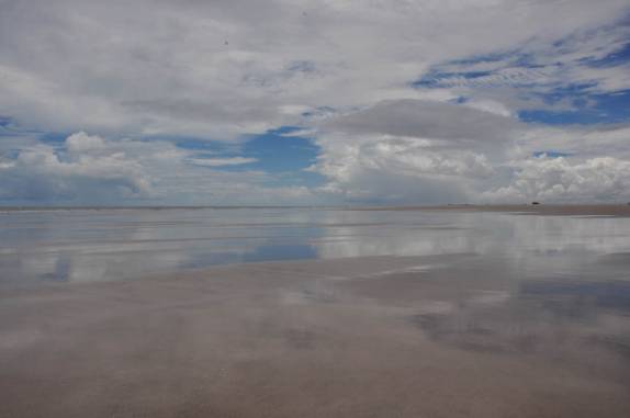 Maré seca na praia a caminho do Farol de São João, nas Reentrâncias Maranhenses - MA
